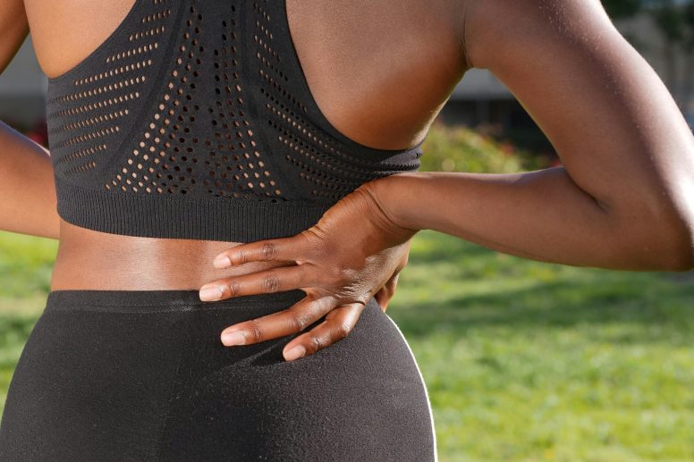 Vrouw die pijn heeft aan haar rug